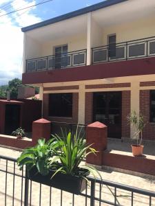 un edificio con piante di fronte ad esso di Camino a Termas a San Salvador de Jujuy