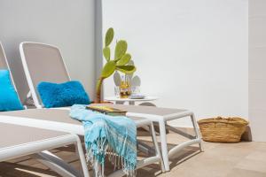 Biały stół i krzesła w pokoju w obiekcie Beach House Sa Torre w miejscowości Colonia Sant Jordi