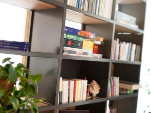 une étagère remplie de livres dans l'établissement Red Fox Lodge, à Breuil-Cervinia