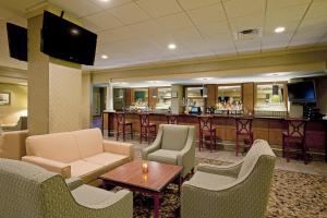 A seating area at Holiday Inn Portland-By the Bay, an IHG Hotel