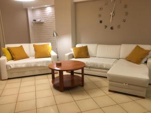 Sala de estar con 2 sofás y mesa de centro en Wolin-Travel Apartamenty Statek z widokiem na morze en Międzyzdroje