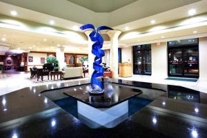 a large lobby with a blue sculpture on a table at Lynchburg Grand Hotel in Lynchburg