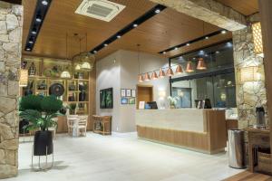 a restaurant with a counter in the middle of a room at Praia Hotel Imbituba in Imbituba