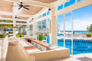 A piscina localizada em Krystal Cancun ou nos arredores