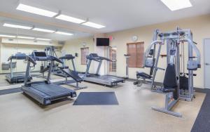 Fitness centrum a/nebo fitness zařízení v ubytování Candlewood Suites Houston I-10 East by IHG
