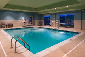 uma grande piscina num quarto de hotel em Holiday Inn Express & Suites Farmville, an IHG Hotel em Farmville