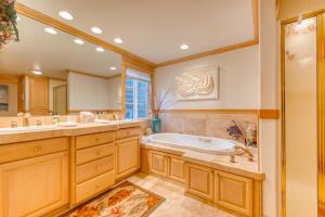 Ένα μπάνιο στο Rockaway Beach Oceanfront Wonder +28 φωτογραφίες