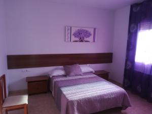 リョレート・デ・マルにあるVilla Valverdeのベッドルーム1室(紫色のベッドカバー付)