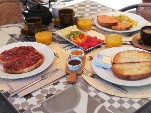 una mesa con platos de desayuno. en Lo Cel De Tolo, en Toló