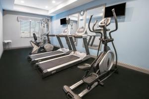 Fitness centrum a/nebo fitness zařízení v ubytování Holiday Inn Express Hotel and Suites Monahans I-20 by IHG
