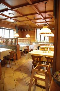 un restaurante con mesas, sillas y lámparas de araña en Gasthof Hotel Bauer, en Hersbruck