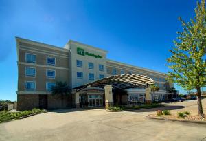 ハモンドにあるHoliday Inn Hammond, an IHG Hotelの目の前に看板が立つホテルの建物