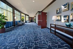 un pasillo de un hotel con suelo de moqueta en Holiday Inn Hammond, an IHG Hotel, en Hammond