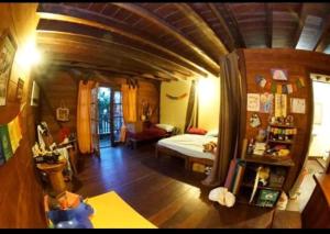 une grande chambre avec un lit et une chambre avec une autre chambre dans l'établissement Yellow Houses Bocas, à Bocas del Toro
