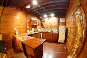 博卡斯德爾托羅的住宿－Yellow Houses Bocas，厨房配有木制橱柜和白色冰箱。