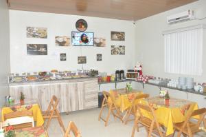 Hotel Acai في Itaituba: غرفة طعام مع طاولتين ومكتب
