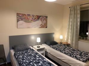 ein Schlafzimmer mit 2 Betten und einem Wandgemälde in der Unterkunft Apartament Podgórna 12 in Toruń