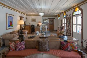 a living room with a table and a couch at Pousada do Douro in Ouro Preto