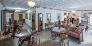 a living room filled with tables and chairs at Pousada do Douro in Ouro Preto