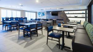 Restaurace v ubytování Holiday Inn Express & Suites Midland Loop 250 by IHG