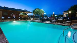 Bazén v ubytování Holiday Inn Express & Suites Midland Loop 250 by IHG nebo v jeho okolí