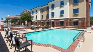 Piscina de la sau aproape de Holiday Inn Express & Suites Midland Loop 250, an IHG Hotel