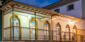 un edificio con balcone di fronte ad esso di Pousada do Douro a Ouro Preto