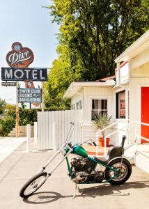 uma moto estacionada em frente a um motel em The Dive Motel and Swim Club em Nashville