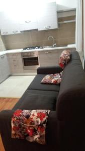 two pillows on a couch in a kitchen at Casamanu in Enego +8 photos