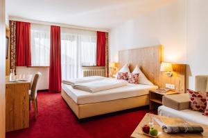 Posteľ alebo postele v izbe v ubytovaní Hotel Kögele mit Restaurant bei Innsbruck Axamer Lizum