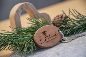a wooden key chain with a christmas ornament next to a branch at Bergdiamant in Maranza