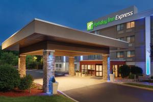 Un hotel con un cartel del Holiday Inn Express. en Holiday Inn Express Hartford South - Rocky Hill by IHG, en Rocky Hill