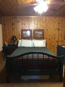 
A bed or beds in a room at The Lodge at Red River
