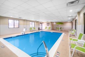 Piscina a Holiday Inn Express Hotel & Suites Ashland, an IHG Hotel o a prop