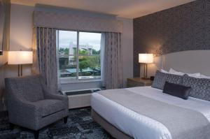 Postel nebo postele na pokoji v ubytování Best Western PLUS Franklin Square Inn