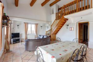 TV a/nebo společenská místnost v ubytování villa de charme, 8 pers, climatisée, piscine chauffée, calme garanti