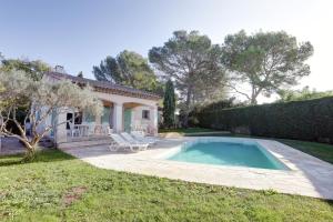 a house with a swimming pool in the yard at villa de charme, 8 pers, climatisée, piscine chauffée, calme garanti in Roquebrune-sur-Argens