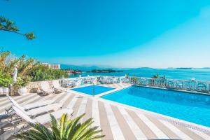 Bazén v ubytování Kommeno Bay Apartments nebo v jeho okolí