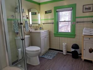 uma casa de banho com um WC, um lavatório e uma janela em Natalie House em Boston