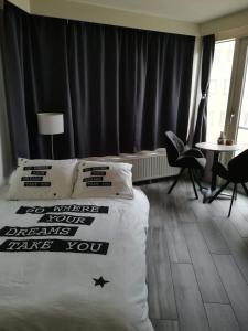 Cette chambre d'hôtel dispose d'un lit avec des oreillers. dans l'établissement WAW vakantie appartement, à Middelkerke