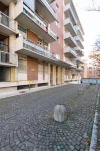 een lege straat voor een gebouw bij Casa Primavera in Bergamo