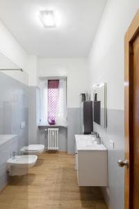 een badkamer met 2 wastafels en 2 toiletten bij Casa Primavera in Bergamo