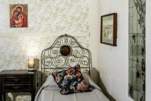 een slaapkamer met een bed met een kussen en een tafel bij Santa Caterina da Siena B&B in Catania