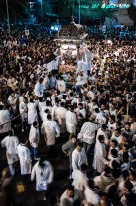 een grote groep mensen in witte uniformen in een menigte bij Santa Caterina da Siena B&B in Catania