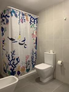 une salle de bain avec toilettes et rideau de douche dans l'établissement Apartamento Nuevo Terrazas, à Granadilla de Abona