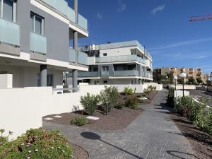une passerelle devant un bâtiment dans l'établissement Apartamento Nuevo Terrazas, à Granadilla de Abona