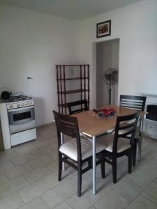 eine Küche mit Tisch und Stühlen und einem Herd in der Unterkunft Totito in Villa Mercedes + 1 Foto