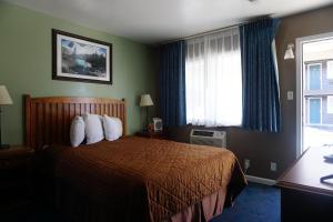 Кровать или кровати в номере A&A Lake Tahoe Inn