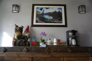 Příslušenství pro přípravu čaje a kávy v ubytování A&A Lake Tahoe Inn