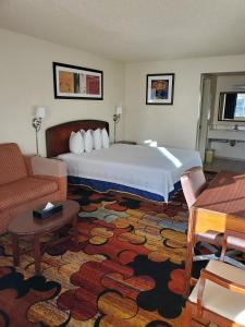 ein Hotelzimmer mit einem Bett und einem Sofa in der Unterkunft Eunice Plaza Motel in El Monte